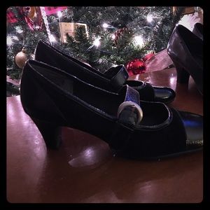 Black Aerosoles pumps with side buckle, size 9.5.